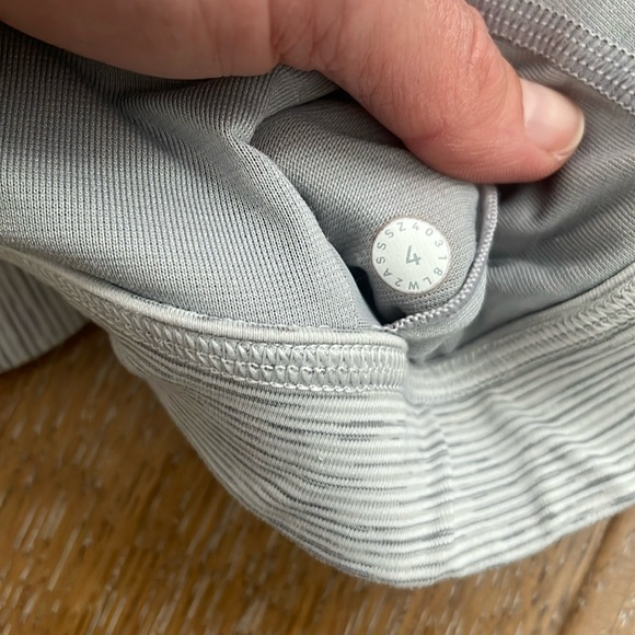 Lululemon sports bra size 4 - Picture 3 of 5